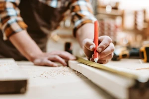 Atelier de menuiserie Schüp&Bach à Corcelles, illustrant une exécution maîtrisée pour la fabrication et les finitions du mobilier sur mesure