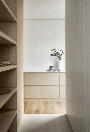 Agencement et menuiserie sur mesure illustrant l’articulation harmonieuse entre l’architecture intérieure et le mobilier sur mesure, Schüp&Bach.