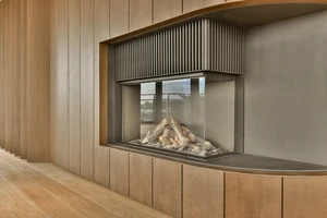 Schüp&Bach : aménagement intérieur sur mesure en bois avec cheminée intégrée