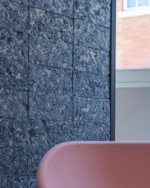 Paroi textile recyclée pour architecture intérieure et mobilier sur mesure, par Schüp&Bach.