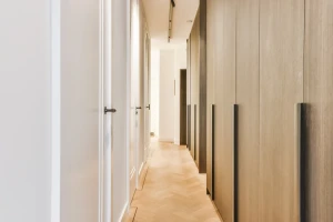 Ce que vous gagnez réellement avec la menuiserie sur mesure et l’architecture intérieure, pour un mobilier sur mesure élégant et durable.