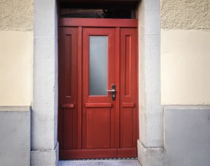 Portes d’entrée sur mesure, combinant sécurité, durabilité et cohérence avec l’architecture intérieure.