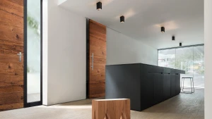 Portes intérieures de menuiserie sur mesure créant une continuité visuelle et une hiérarchie claire des espaces