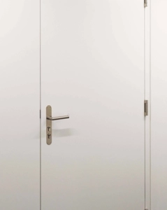 Portes intérieures de menuiserie sur mesure créant une continuité visuelle et une hiérarchie claire des espaces