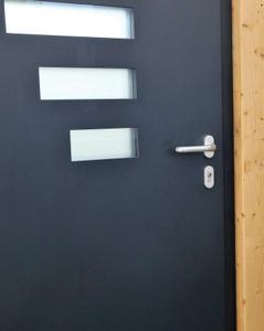 Portes d’entrée sur mesure, combinant sécurité, durabilité et cohérence avec l’architecture intérieure.