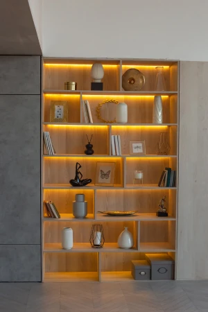 Bibliothèques en menuiserie sur mesure, pensées pour structurer l’architecture intérieure et créer une ambiance premium.
