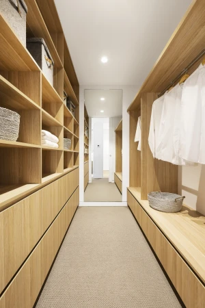 Dressings avec une organisation claire et une accessibilité facile, conçus pour un ordre durable.