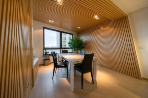 Mobilier sur mesure intégré à l’architecture intérieure, illustrant des proportions harmonieuses, une ergonomie soignée et une robustesse durable.