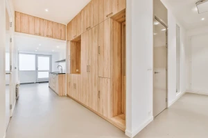 Placard de mobilier sur mesure Schüp&Bach avec rangement discret pour une architecture intérieure plus nette et fluide.