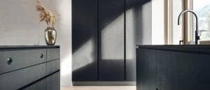 Exemple d’architecture intérieure et de menuiserie sur mesure assurant une cohérence entre les espaces et le quotidien.