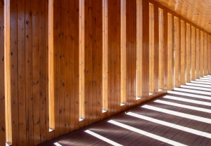 Paroi sur mesure intégrée à l’architecture intérieure, illustrant une menuiserie premium pour un aménagement crédible et harmonieux.