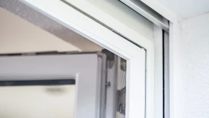 Cadre permanent ou ouvrant à charnières en menuiserie sur mesure pour fenêtres à usage fréquent et portes d’accès.