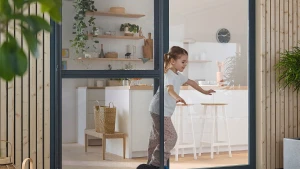 Moustiquaire coulissante avec système accordéon, conçue sur mesure pour grandes ouvertures et portes coulissantes