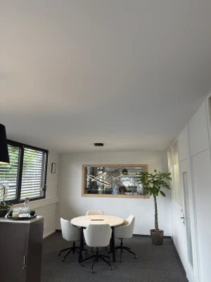 Toile tendue décorative et acoustique sur mesure offrant une finition élégante et personnalisée