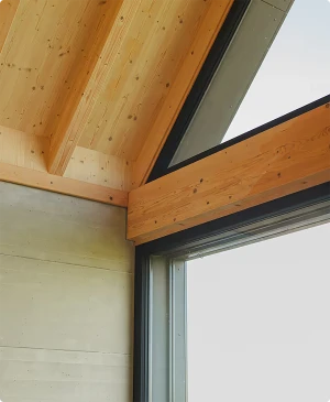 Fenêtres sur mesure adaptées à une architecture intérieure, illustrant une approche personnalisée pour des ouvertures parfaitement intégrées.